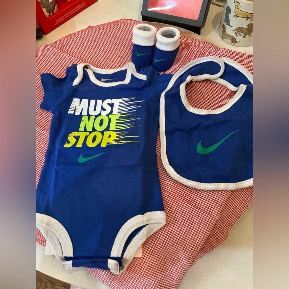 Nike baby Onesie Bib Booties Infant Set 0-6 months
Must Not Stop